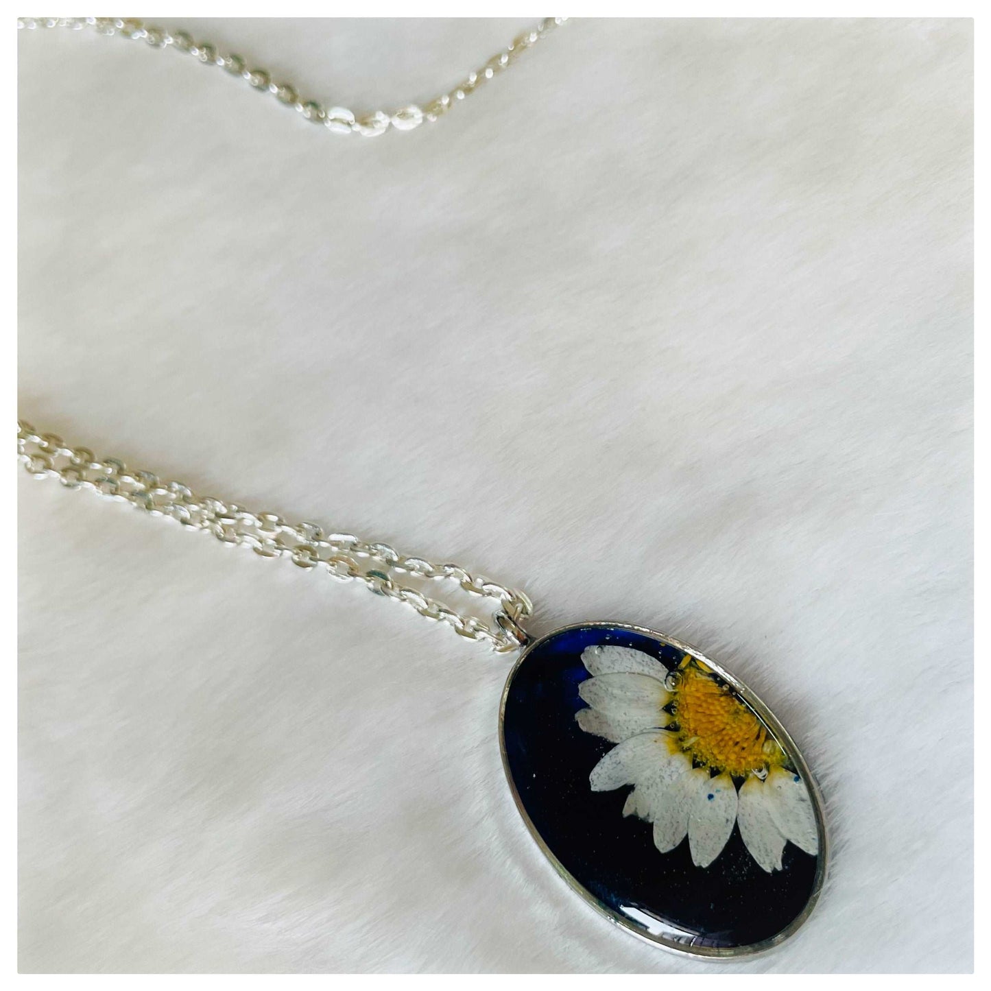 Black White Daisy Oval Pendant - beattrangi