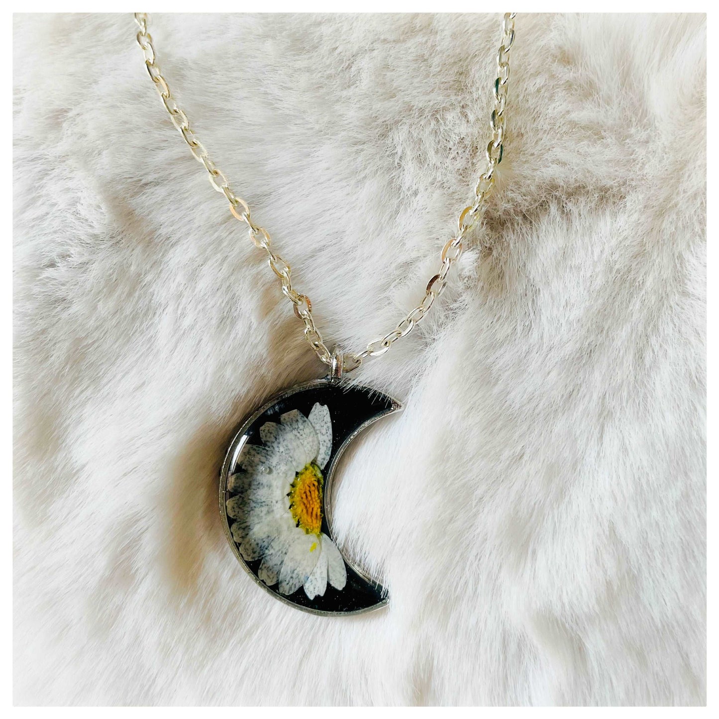 Black Crescent White Daisy Pendant - beattrangi
