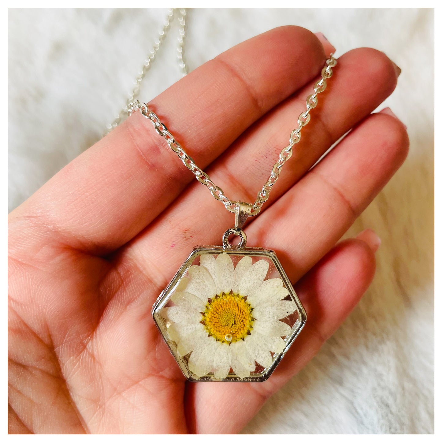 White Daisy Hexa Pendant - beattrangi