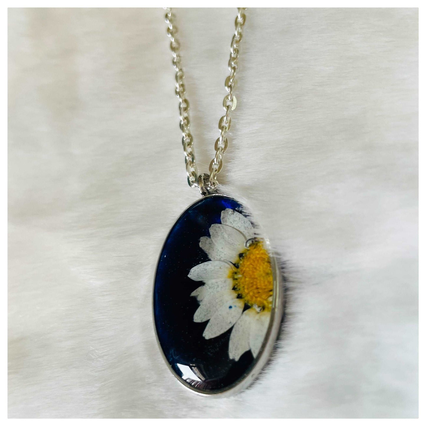 Black White Daisy Oval Pendant - beattrangi