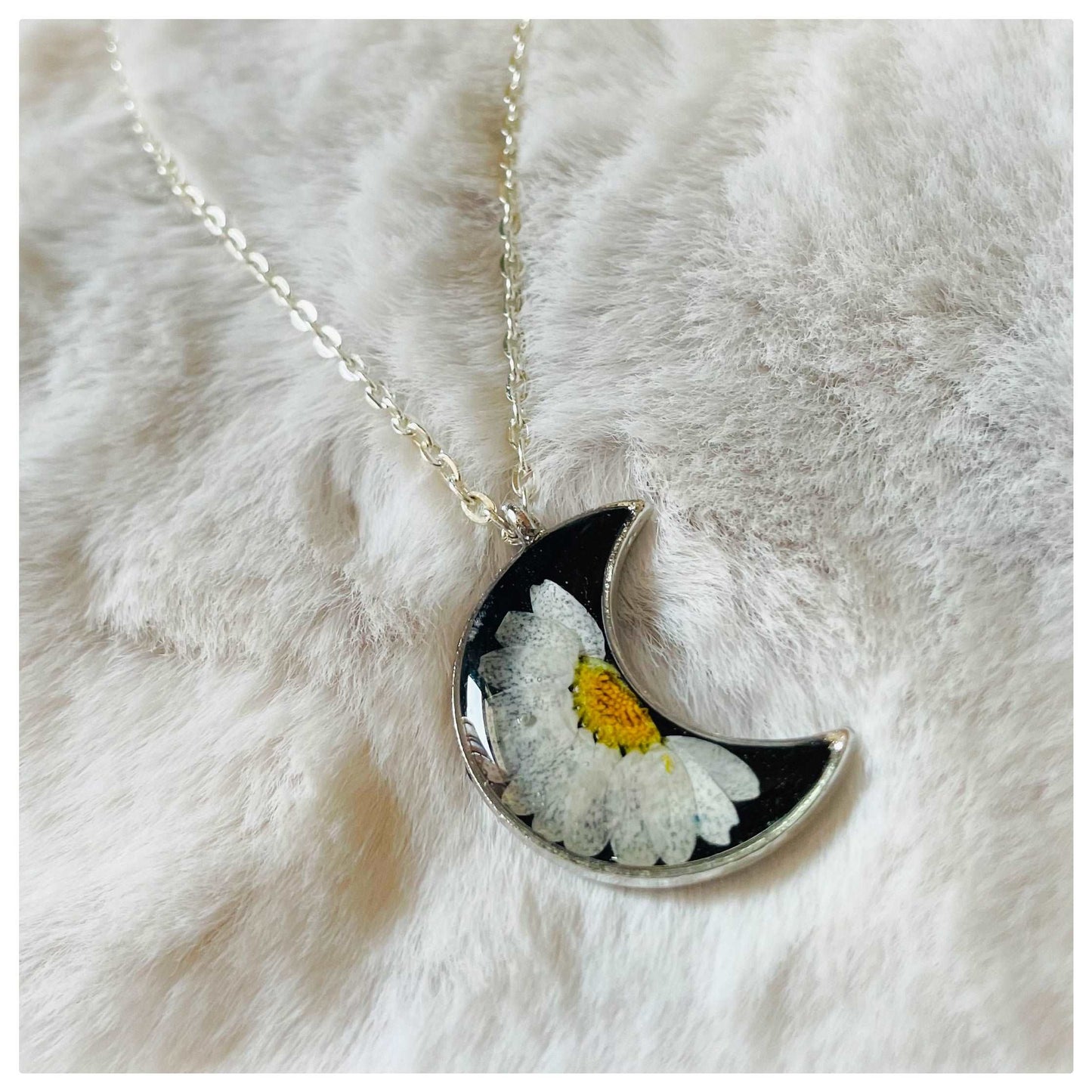 Black Crescent White Daisy Pendant - beattrangi