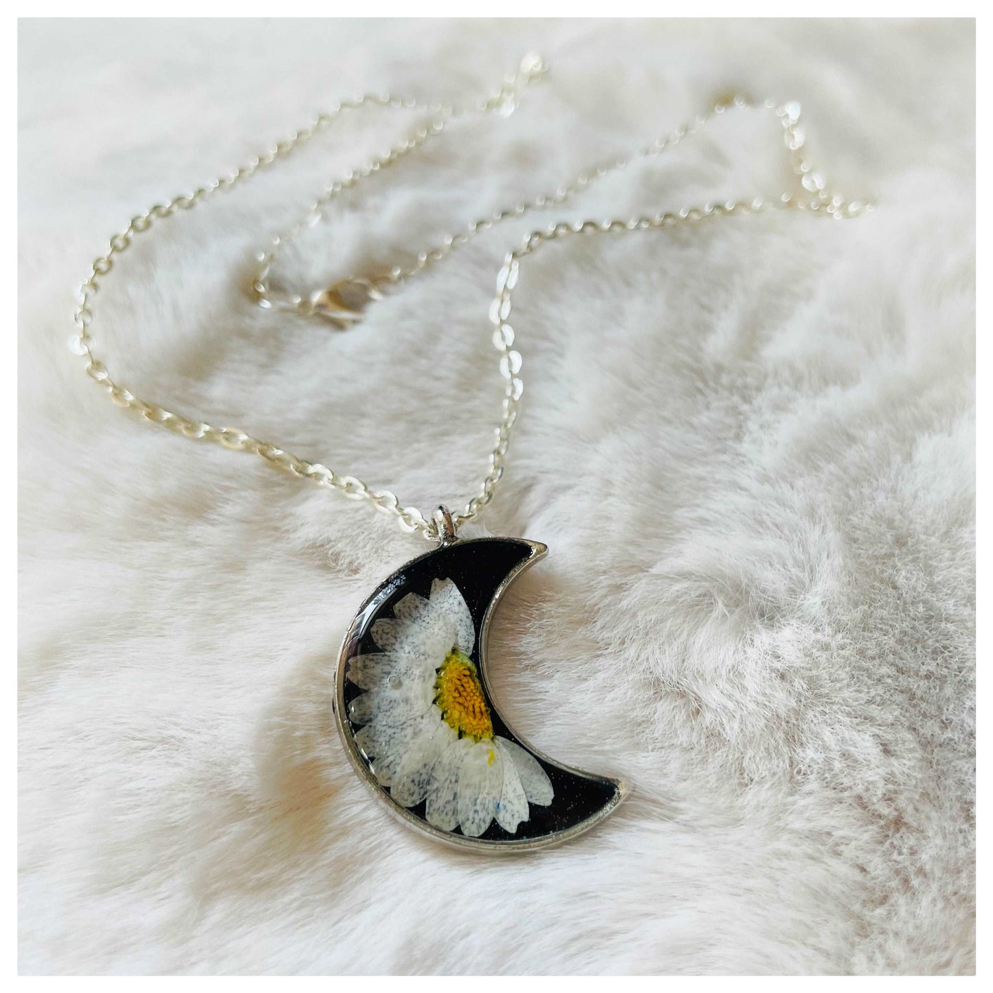 Black Crescent White Daisy Pendant - beattrangi