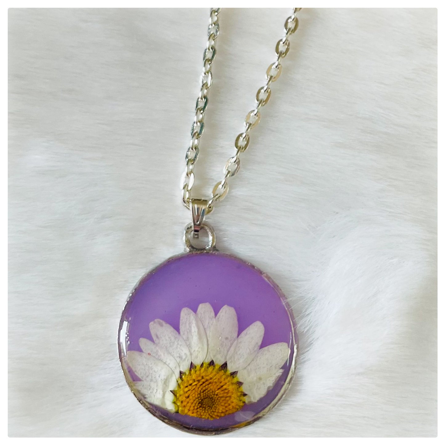 White Daisy Lavender Neckpiece - beattrangi