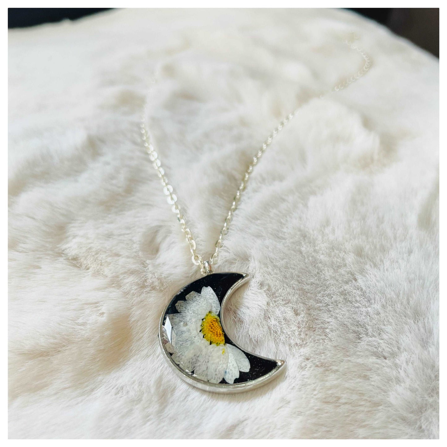 Black Crescent White Daisy Pendant - beattrangi