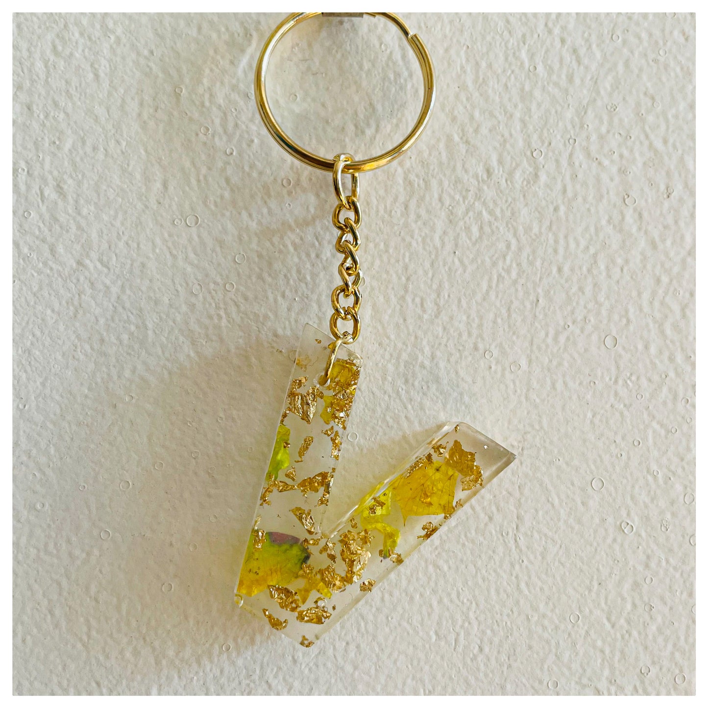 V letter keychain - beattrangi