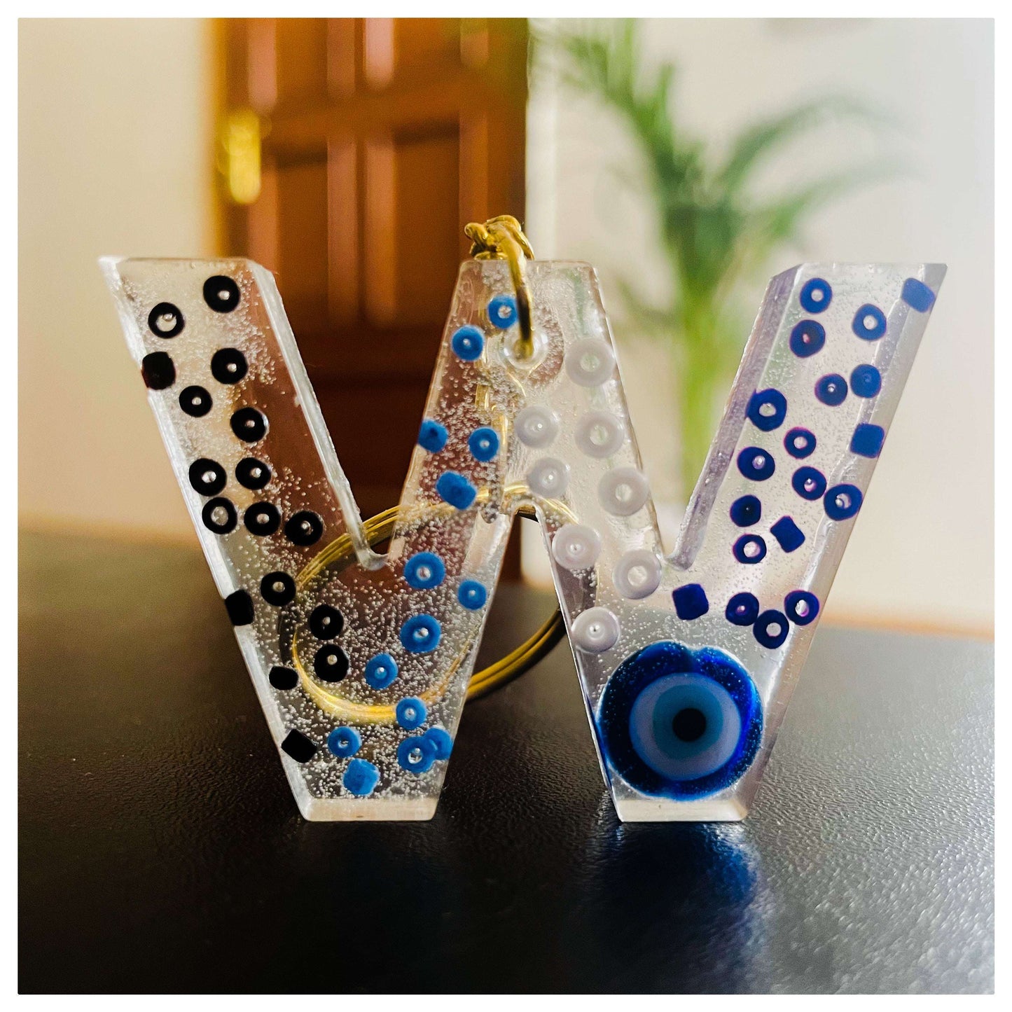 W letter keychain - beattrangi