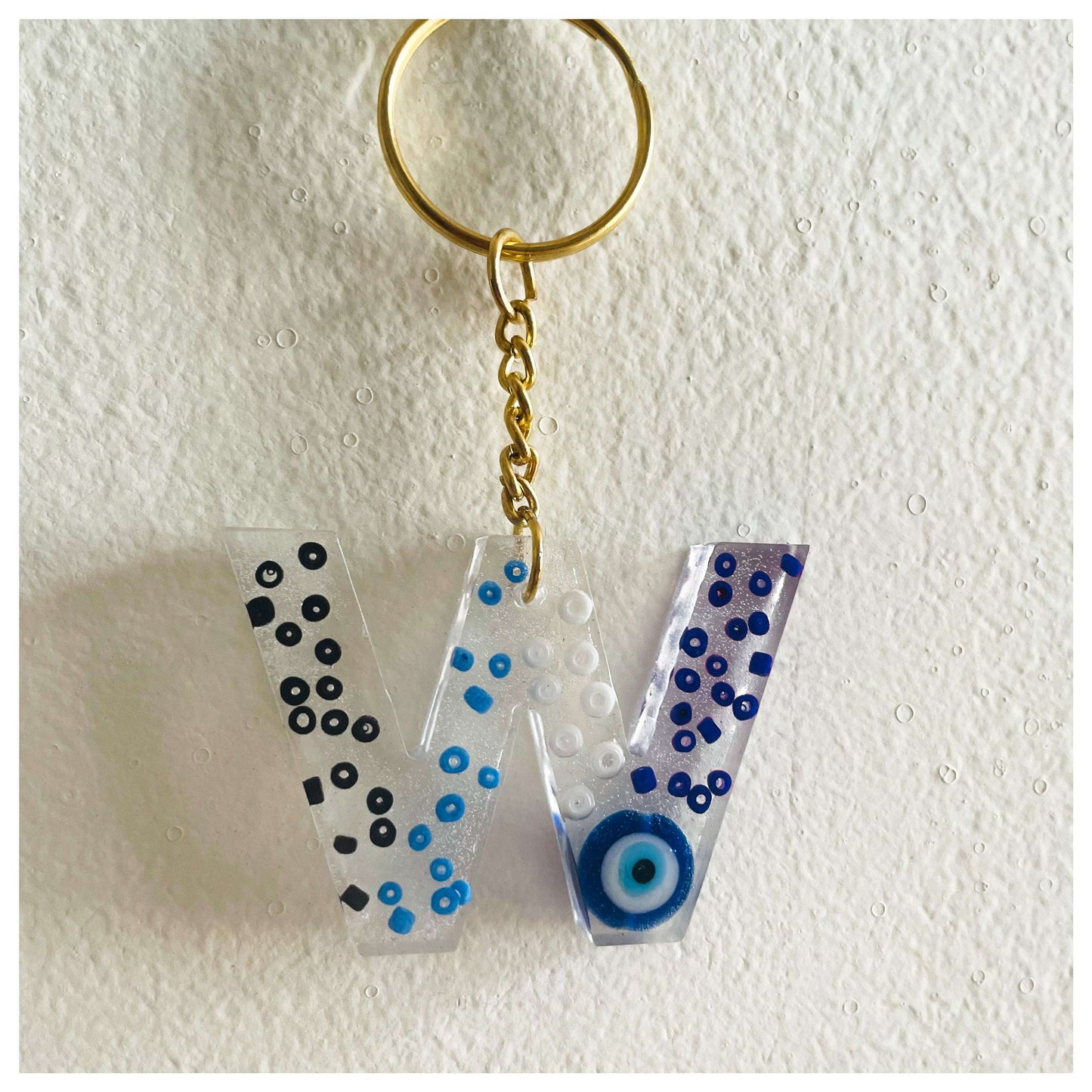 W letter keychain - beattrangi