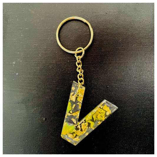 V letter keychain - beattrangi