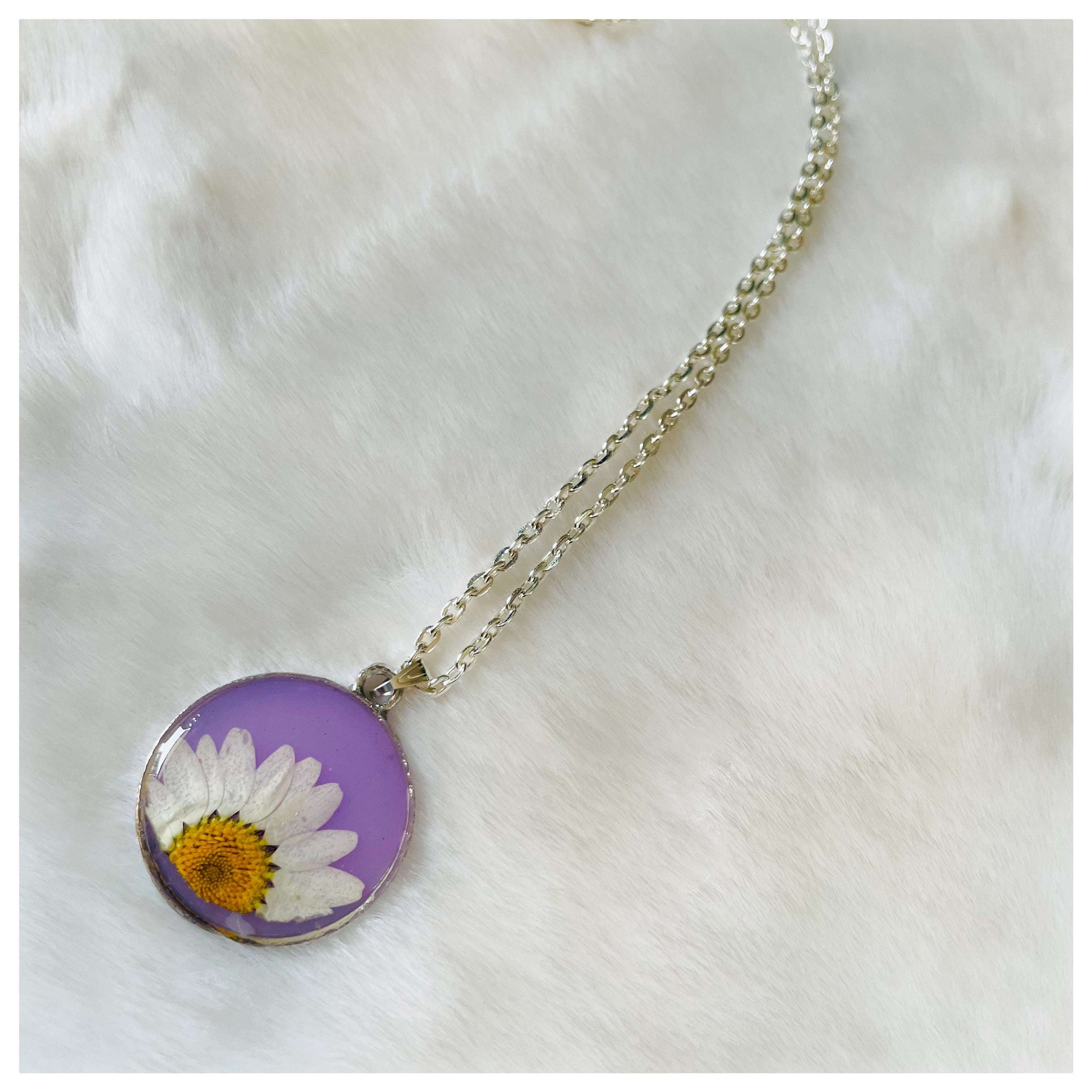 White Daisy Lavender Neckpiece - beattrangi