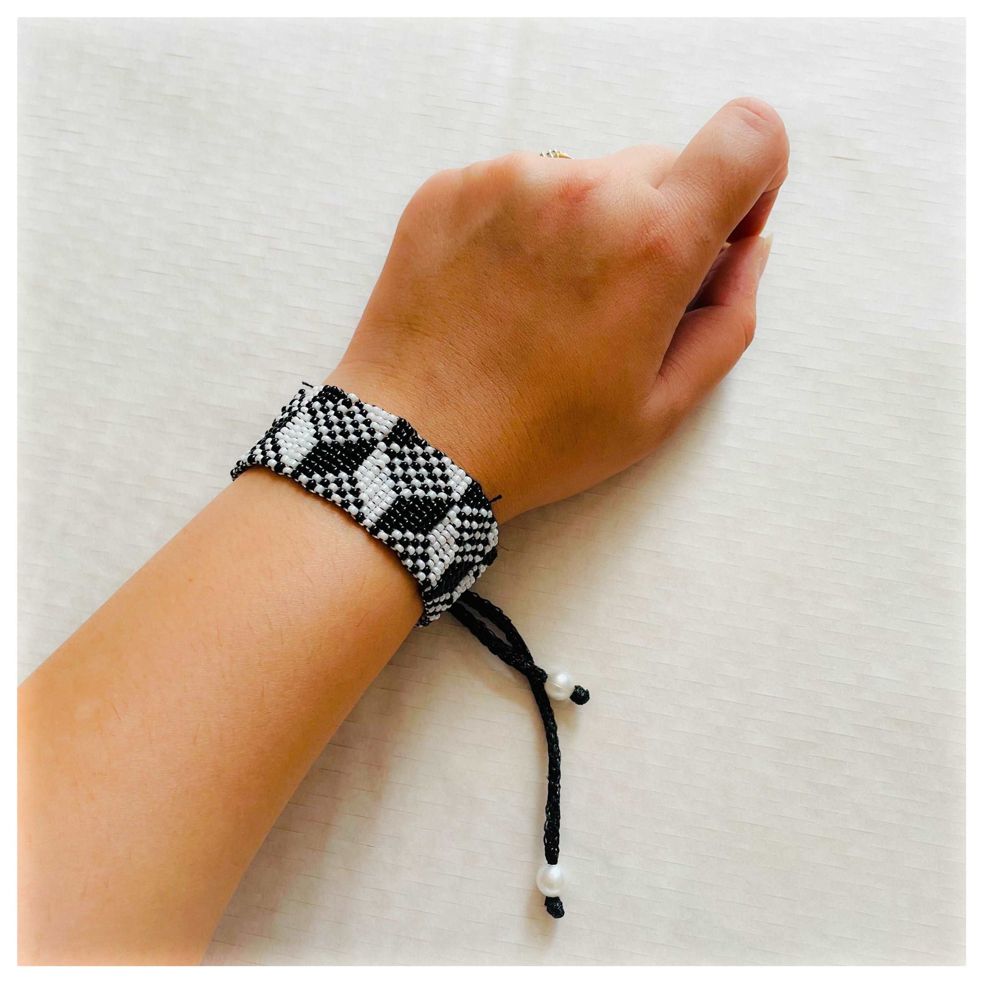 BW Choker cum Bracelet - beattrangi