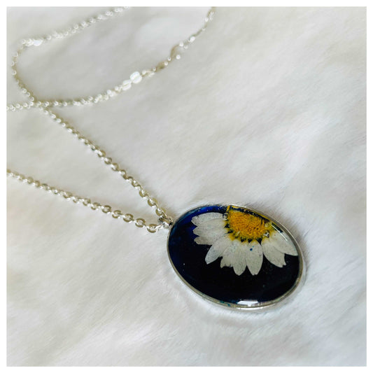 Black White Daisy Oval Pendant - beattrangi