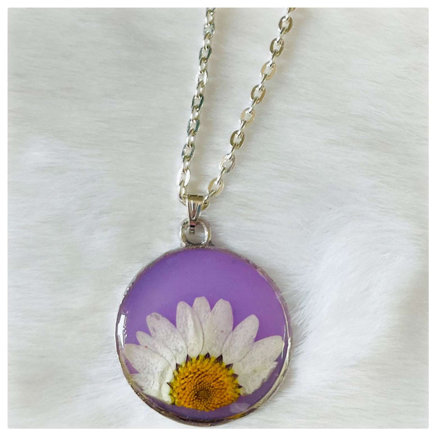 White Daisy Lavender Neckpiece - beattrangi