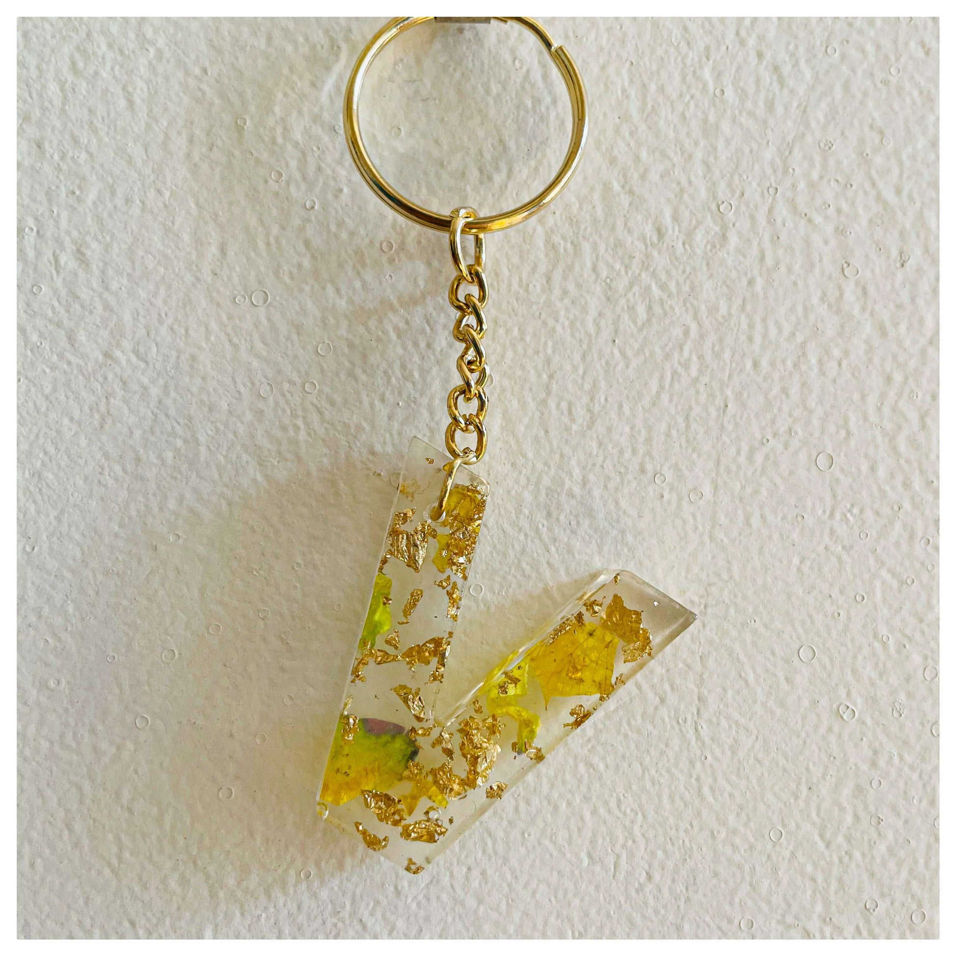 V letter keychain - beattrangi