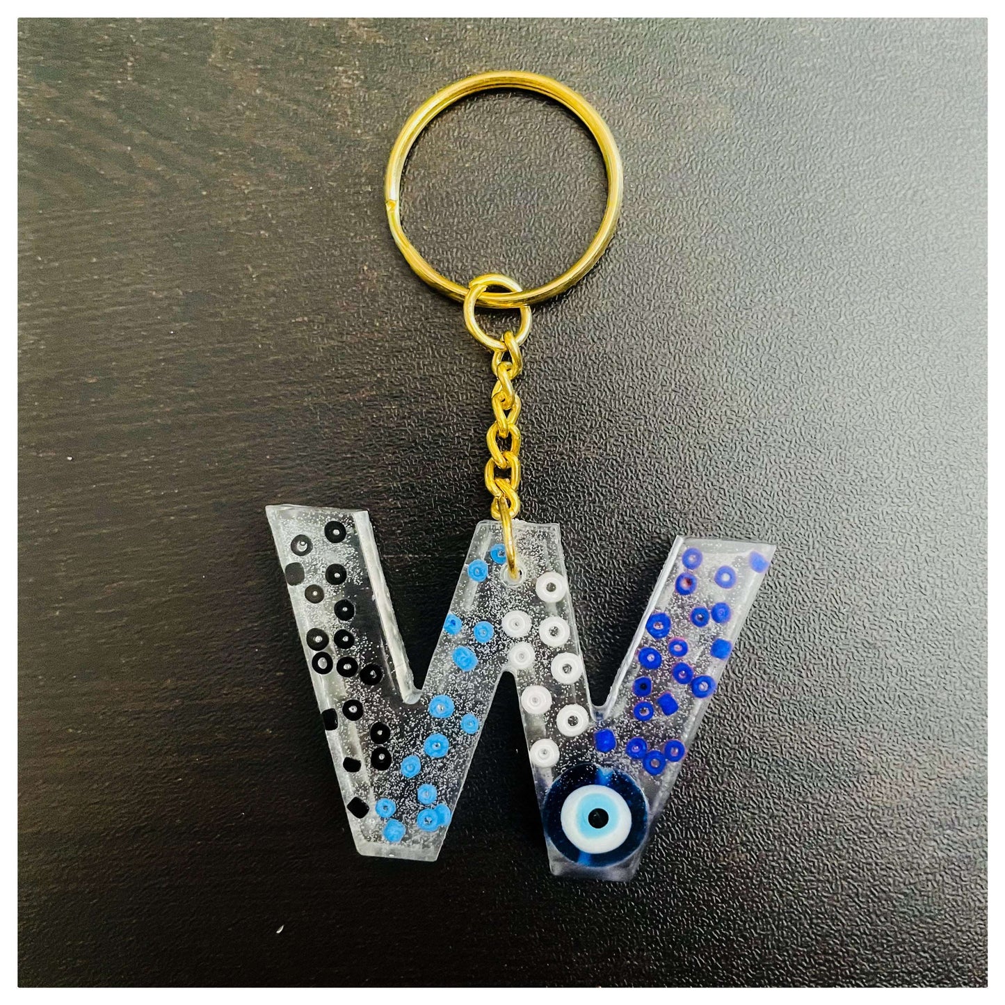 W letter keychain - beattrangi